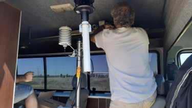 Un camión con instrumentos del Servicio Meteorológico Nacional está en Valcheta para colaborar con el estudio que se hará de la atmósfera durante el eclipse solar 2020