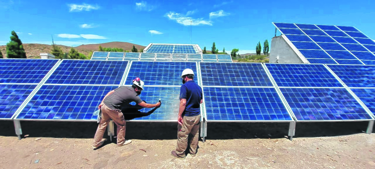 El nuevo sistema fotovoltaico permitió brindar energía las 24 horas a la localidad. 