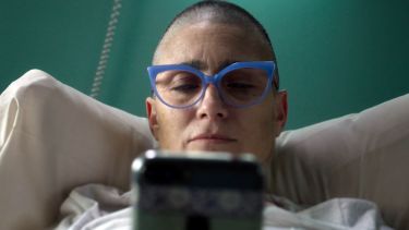 Impactante caracterización de Valeria Bertuccelli para interpretar a una mujer diagnosticada de cáncer terminal en “El cuaderno de Tomy”.