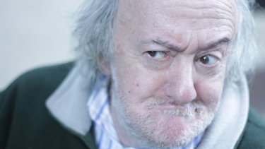 Enrique Symns revive solo por un número a Cerdos & Peces.