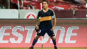 Tevez y el homenaje a Maradona con la camiseta que le regalo el 10