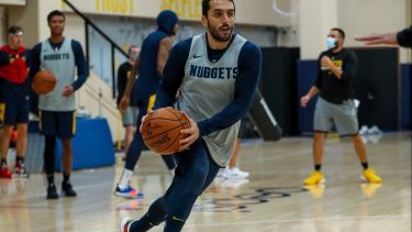 El base argentino ya se ganó el cariño de sus compañeros. (Foto: @nuggets)