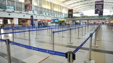 El gobierno quiere desalentar limitó a solo 600 personas las personas que pueden volver al país en avión por día. 