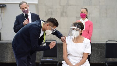 Una enfermera fue la primera en recibir la vacuna contra el coronavirus, en México. (Gentileza).-