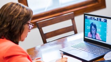 La gobernadora encabezó este mediodía una reunión con los ministros. Foto: Gobierno Río Negro.