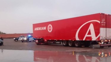 Con los rastros de la tormenta de ayer, el gobernador compartió la imagen del camión que trajo las vacunas Sputnik a Neuquén. (Gentileza).-