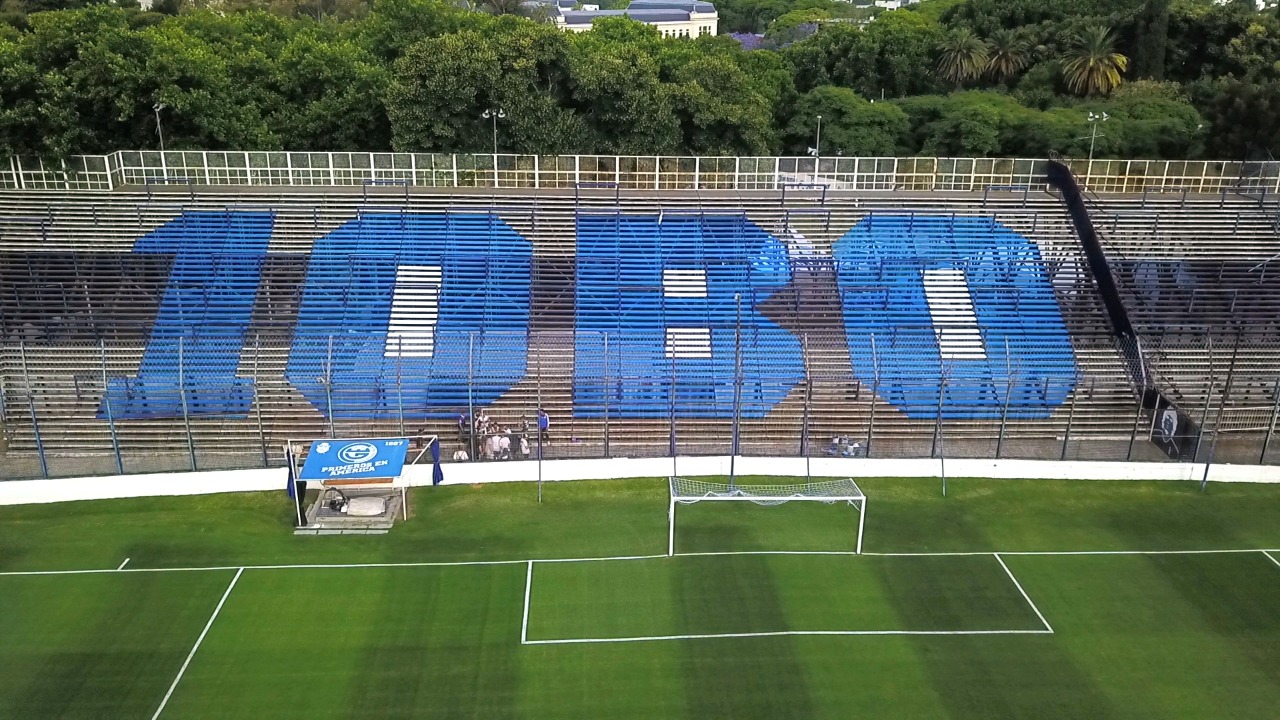 Las tribunas cabeceras están pintadas en azul y blanco la palabra “10bo”.