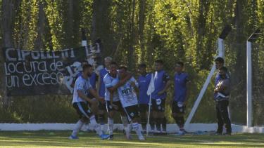 Héctor Morales festeja su gol de penal. Sol hizo méritos para llevarse los 3 puntos de Cipolletti (Foto: Juan Thomes)