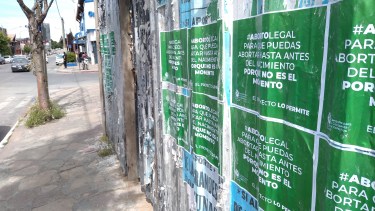 Uno de los paredones con los afiches.