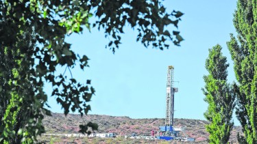 Pese a la reactivación de los trabajos, la producción nacional de petróleo volvió a caer en noviembre.