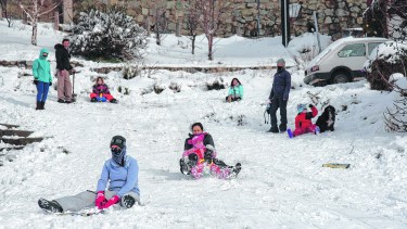 Bariloche tapada de nieve pero sin un turista. La oportunidad del disfrute de los lugareños. (Foto Marcelo Martínez)