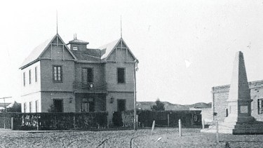 El chalet gris fue demolido en 1952. En su lugar se reubicó el monolito fundacional que hasta entonces estaba donde hoy se emplaza el monumento a San Martín.