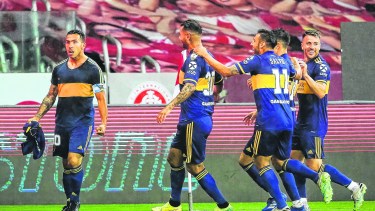 Tevez, con la de Diego en Porto Alegre. Gran victoria de Boca en la ida de los octavos de final.