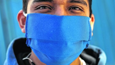 El uso correcto del barbijo seguirá siendo una medida para respetar en todo momento, si es con empatía, mejor. (Foto Gonzalo Maldonado)