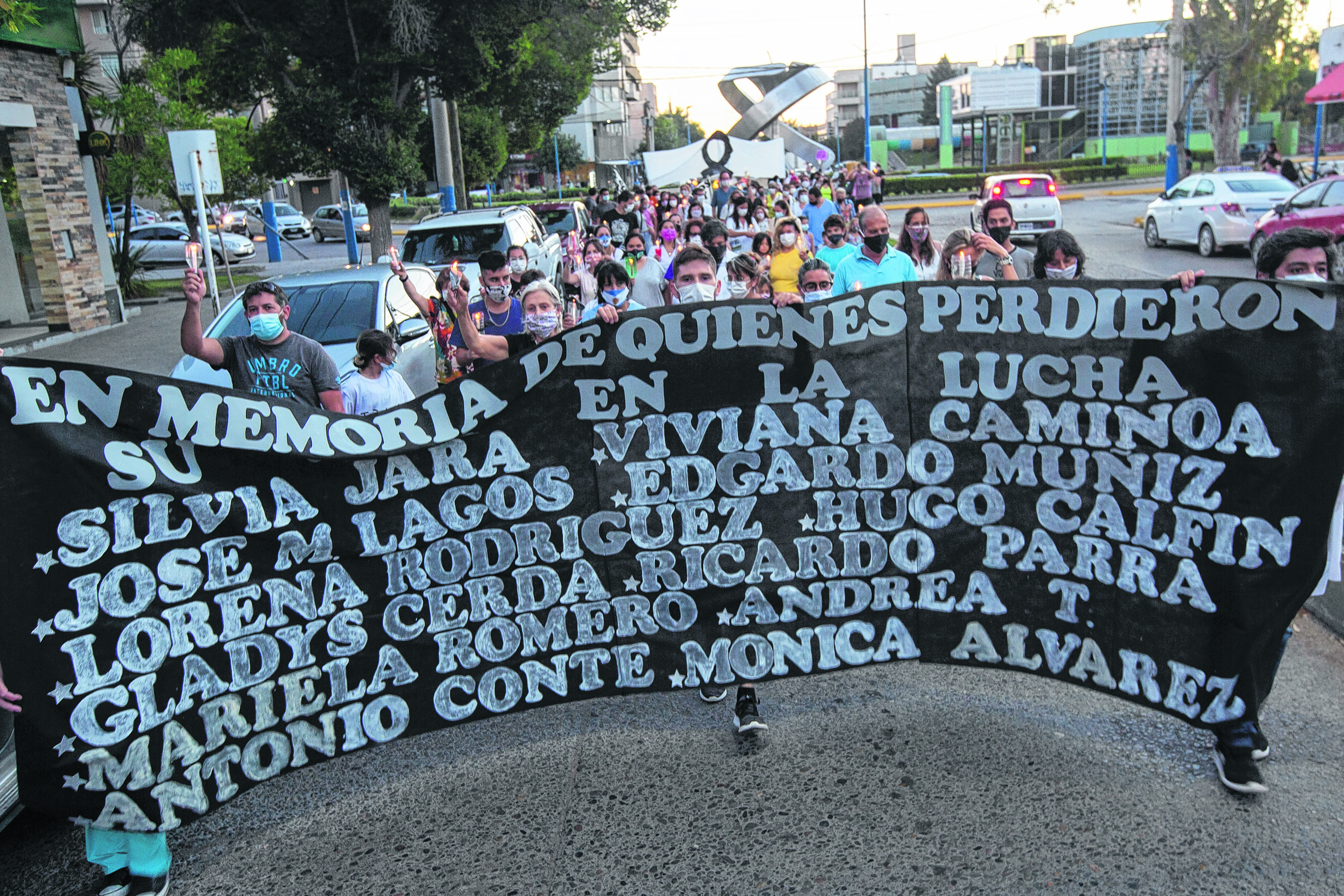 Marcha de antorchas, anoche en Roca. Se recordó a los agentes que murieron por covid-19. (Foto: Juan Thomes)
