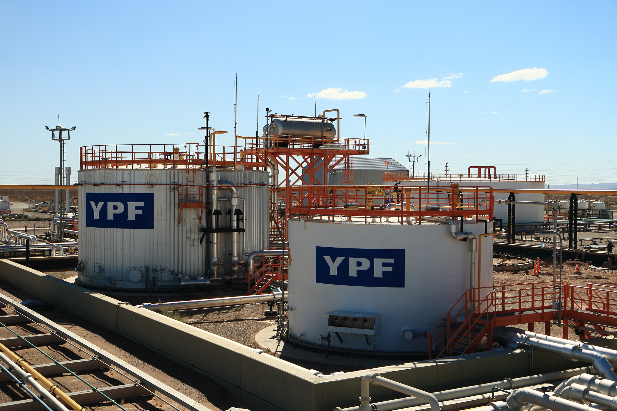 YPF planificó nuevas plantas de tratamiento de crudo y oleoductos de transporte.