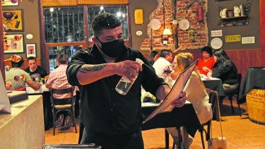 En bares y restoranes se tomaron la higiene y el cuidado bien a pecho. (Foto Florencia Salto)