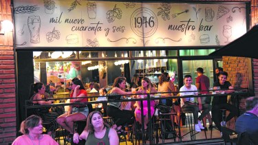 Gente joven, parejas, amigos; los de antes y los nuevos son el público desde que reabrió. (Foto Florencia Salto)