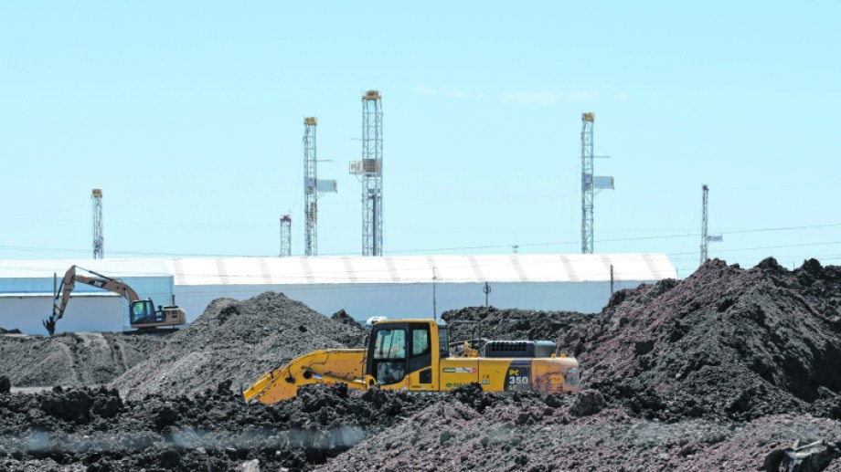 Desde la Subsecretaría de Ambiente de Neuquén aseguraron que en el último año lograron avanzar con el saneamiento de las piletas de Comarsa. (Florencia Salto)