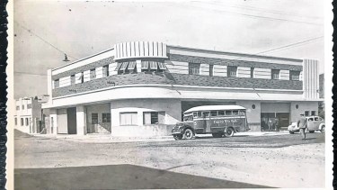 Casi en la esquina de Roca y Villegas, a la derecha en la foto, la vidriera de ingreso al bar. (Foto gentileza)