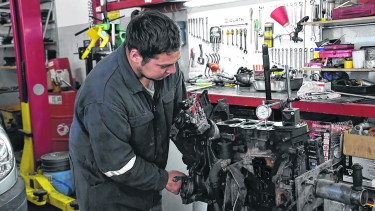 Los clientes solicitan los services básicos y, como aumentaron 50%, buscan precios. Para reparaciones se pide precio, aunque no se realizan masivamente. (Florencia Salto)