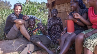 Traigan copas que sobra onda. Navidad en Uganda, a orillas del río Nilo compartiendo mate y Malwa, bebida casera alcohólica a base de mijo fermentado. Diciembre 2018.  ¿Qué tal el intercambio de sabores? A ellos tampoco les gustó el mate...