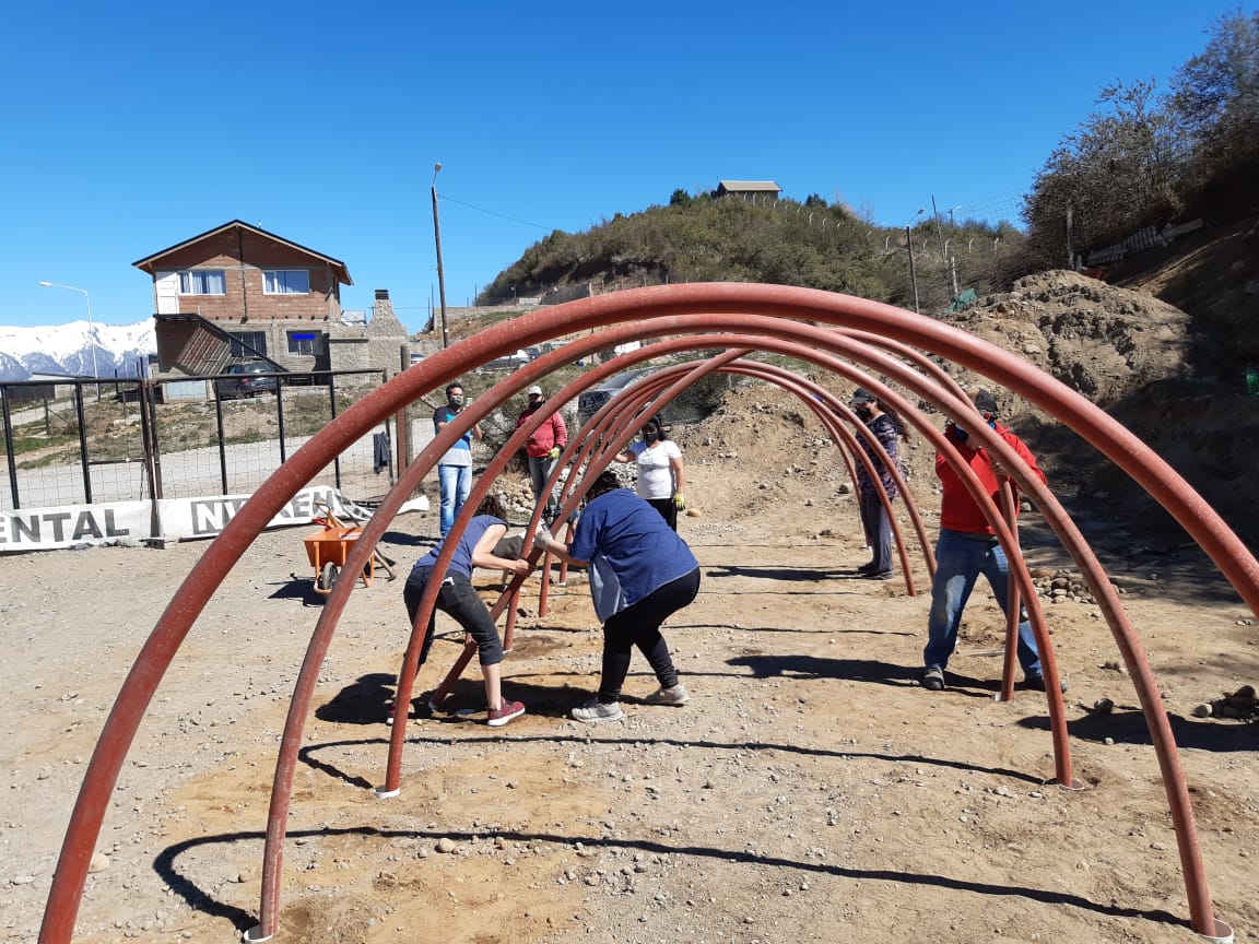 Construcción del invernadero escuela en Barrio Omega en Bariloche