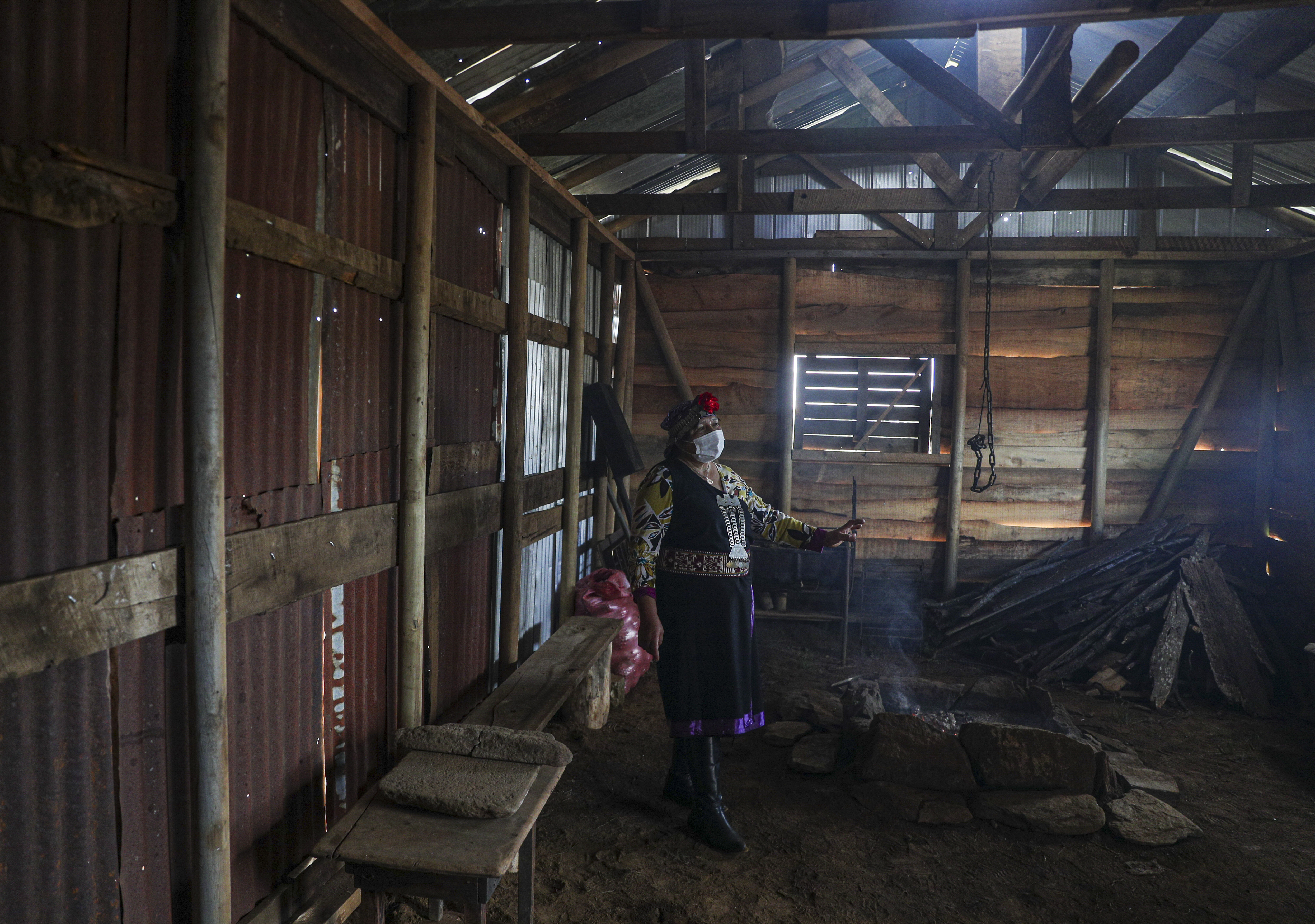 Isolina Huenulao habla dentro de una "ruka" (casa mapuche) un día antes de un eclipse solar total en Carahue, La Araucanía, Chile.(AP Photo/Esteban Felix) Chile Eclipse