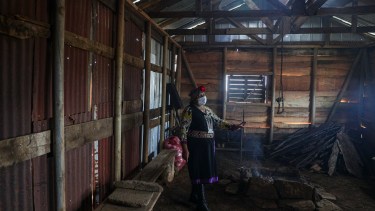 Isolina Huenulao habla dentro de una "ruka" (casa mapuche) un día antes de un eclipse solar total en Carahue, La Araucanía, Chile.(AP Photo/Esteban Felix) Chile Eclipse
