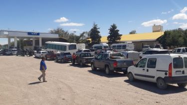 Vuelta a cada después de disfrutar del eclipse. Largas colas en las estaciones de expendio de combustible de la zona. Foto: José Mellado.