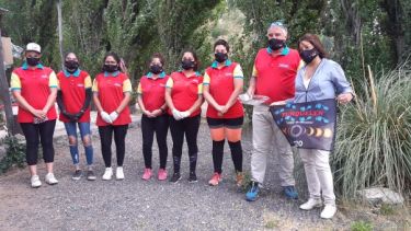 La gobernadora Arabela Carreras posó con el personal de Tunquelén. Foto: José Mellado.