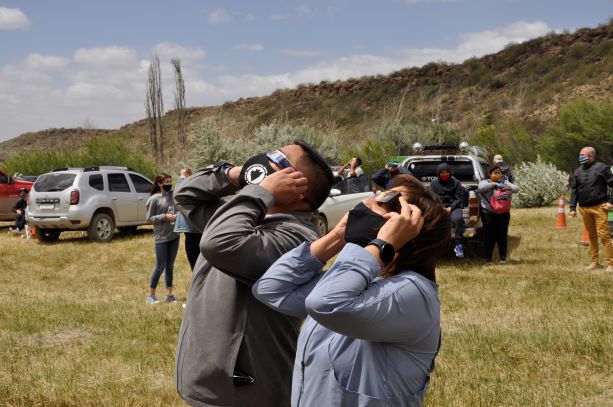 En la zona del El Bajo, la gobernadora Arabela Carreras y el intendente Nelson Quinteros disfrutaron del espectáculo. Foto: José Mellado.