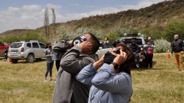 En la zona del El Bajo, la gobernadora Arabela Carreras y el intendente Nelson Quinteros disfrutaron del espectáculo. Foto: José Mellado.