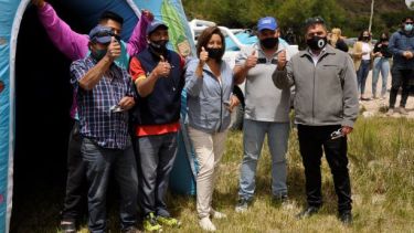 La gobernadora Arabela Carreras y el intendente Nelson Quinteros recorrieron El Bajo y dialogaron con turistas y trabajadores de distintos organismos. Foto: José Mellado.