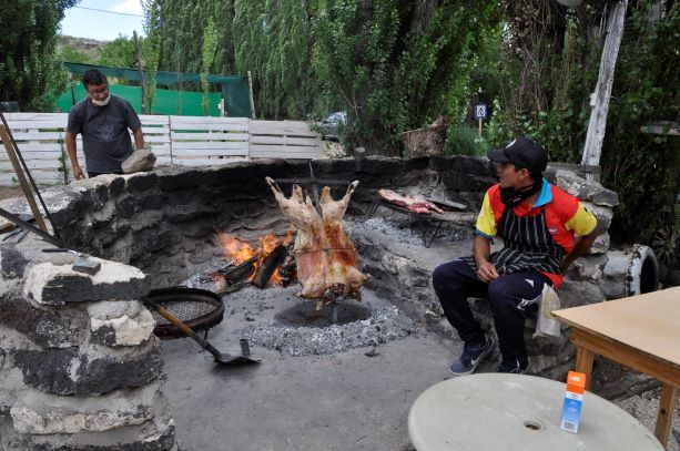 No faltó el tradicional cordero patagónico asado a las llamas. Foto: José Mellado.
