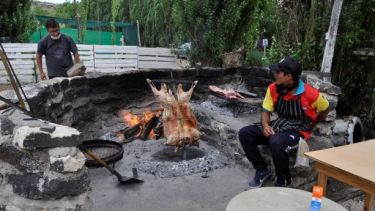 No faltó el tradicional cordero patagónico asado a las llamas. Foto: José Mellado.