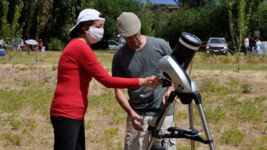 Ajustando los equipos para observar el eclipse. Foto: José Mellado.
