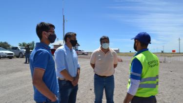 Los funcionarios impartieron instrucciones al personal policial ubicado en uno de los accesos a Jacobacci. Foto: gentileza. 
