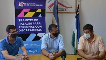 Previo a la puesta en funcionamiento el Secretario de Gobierno del municipio jacobacino, Gonzalo Adaime, junto al Delegado de la CNRT, Claudio Tieck y al Secretario de Planificación, Mario Vedia, explicaron los alcances de este centro de tramitación de pasajes para personas con discapacidad. Foto: Gentileza. 