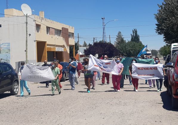 Con una marcha, realizaron una "abrazo simbólico" al único centro de salud de Jacobacci. Foto: José Mellado. 