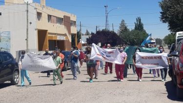 Con una marcha, realizaron una "abrazo simbólico" al único centro de salud de Jacobacci. Foto: José Mellado. 
