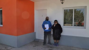 Doña Guillermina Huenupe y don Remigio Huenchunao felices  con su nueva casa. Foto: José Mellado. 