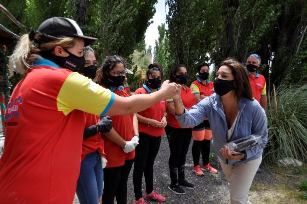 La gobernadora Arabela Carreras visitó el complejo Tunquelén para observar el eclipse. Foto: José Mellado. 