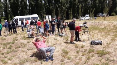 La zona de El Bajo Ramos Mexía concentró la mayor cantidad de turistas  que se refugiaron del fuerte viento. Foto: José Mellado. 