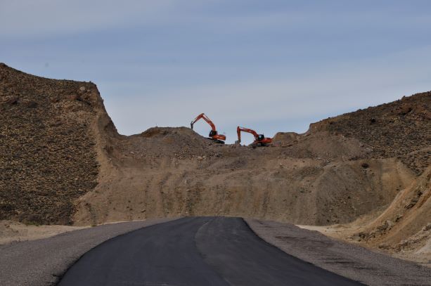 Entre Comallo y Pilcaniyeu, para poder construir la nueva traza hay que derribar algunos cerros. Foto: José Mellado