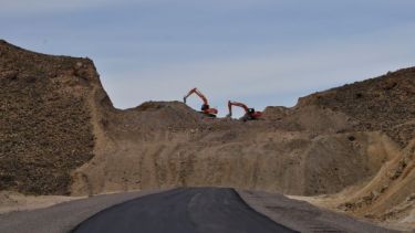 Entre Comallo y Pilcaniyeu, para poder construir la nueva traza hay que derribar algunos cerros. Foto: José Mellado