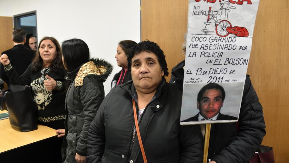 La madre de Guillermo "Coco" Garrido en el juicio en el que se absolvieron a dos policías por negligencia. Archivo