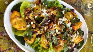 Ensalada de duraznos grillados, menta, rúcula y almendras