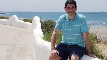 Pasión. En bermudas, el doctor Leonardo Pelliza contagia su interés por la astronomía y el entusiasmo por saber sobre el eclipse y el Universo en general