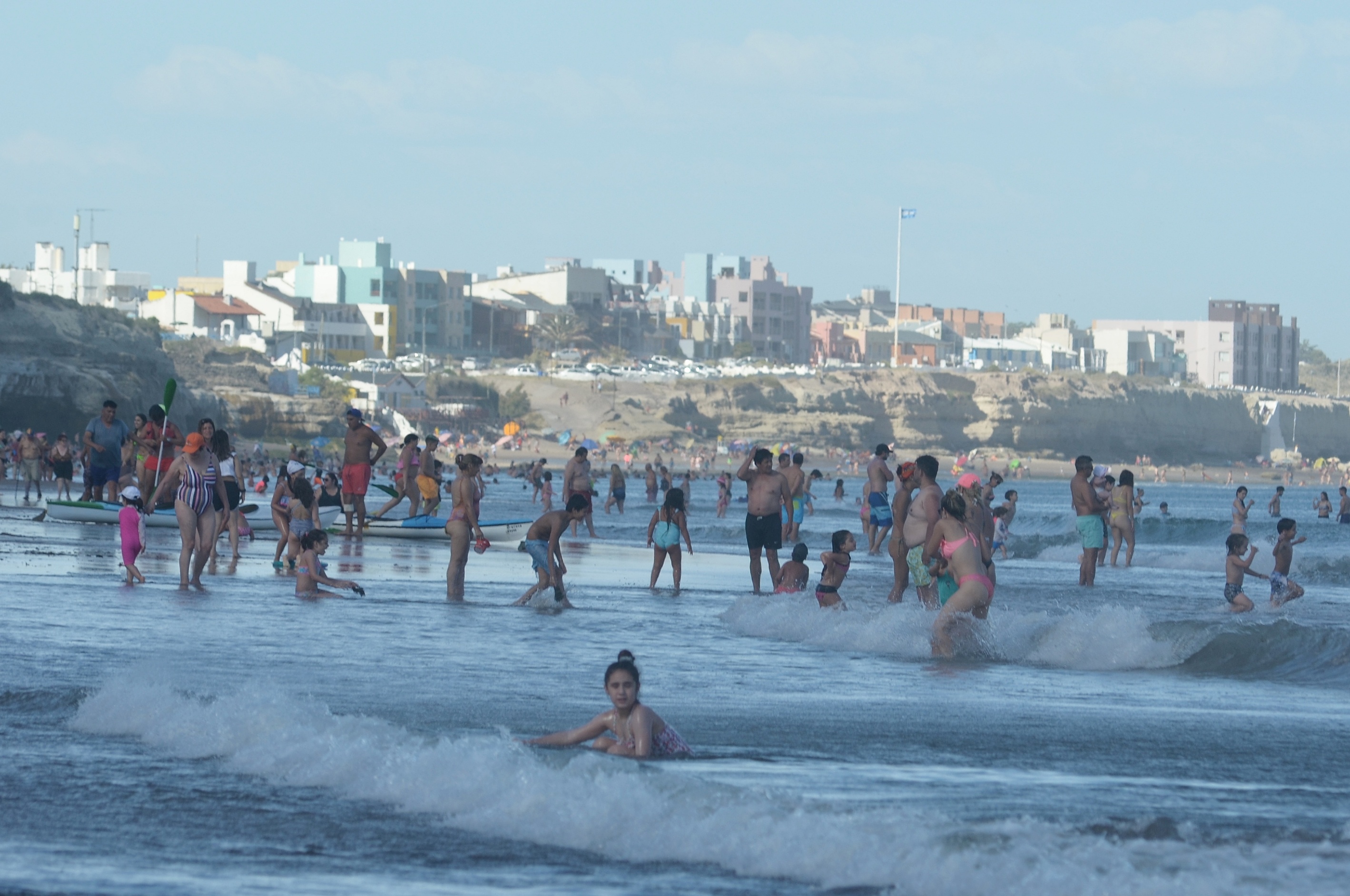 Las playas de Las Grutas se vieron colmadas por el fin de semana largo. Fotos: Martín Brunella.-